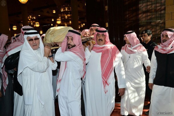 خادم الحرمين يؤدي صلاة الجنازة على الملك عبدالله خادم الحرمين يؤدي صلاة الجنازة على الملك عبدالله